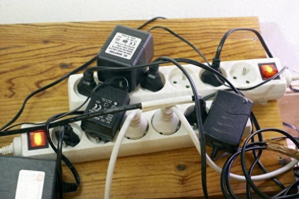 尊享配资 长期不拔充电器有何危害 潜在风险需警惕