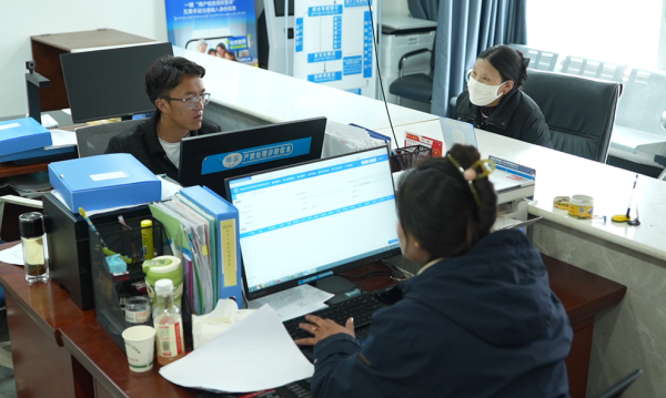 金富宝配资 锲而不舍落实中央八项规定精神丨西藏那曲：“一窗多办”便民解民忧