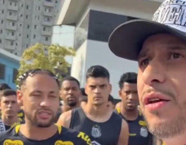 九鼎 不满惨败，桑托斯球迷冲入训练场并与内马尔等球员进行对话